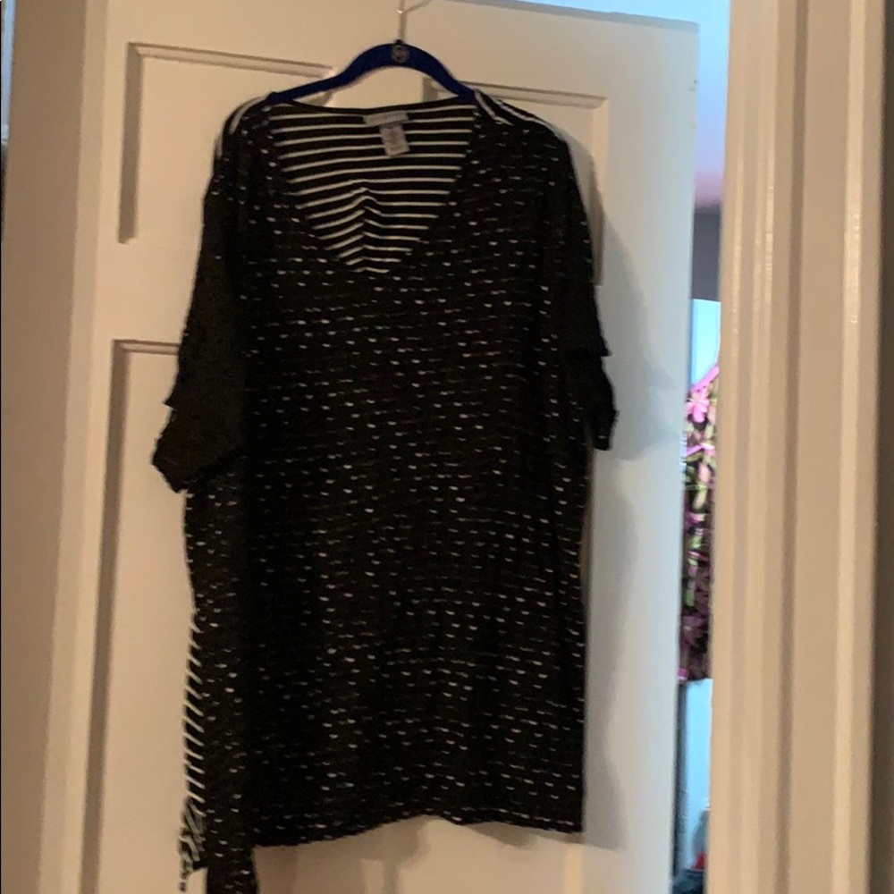 black &white tunic shirt w/lace like overlay